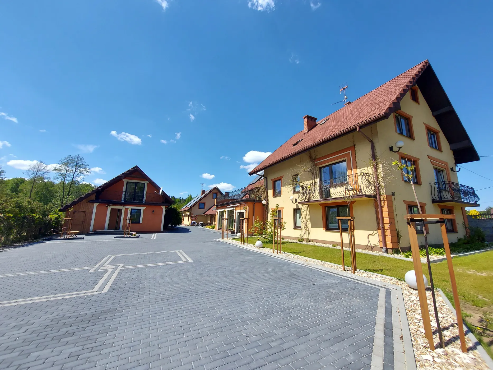 Budynek Ośrodka Nasz Dom — ul. Silniczna 11, Dąbrowa k. Kielc